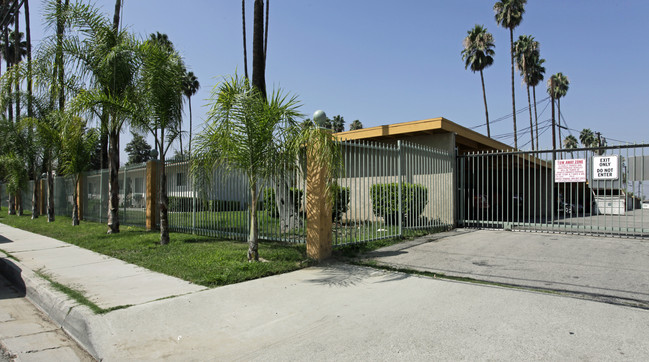 Country Club West in San Bernardino, CA - Building Photo - Building Photo