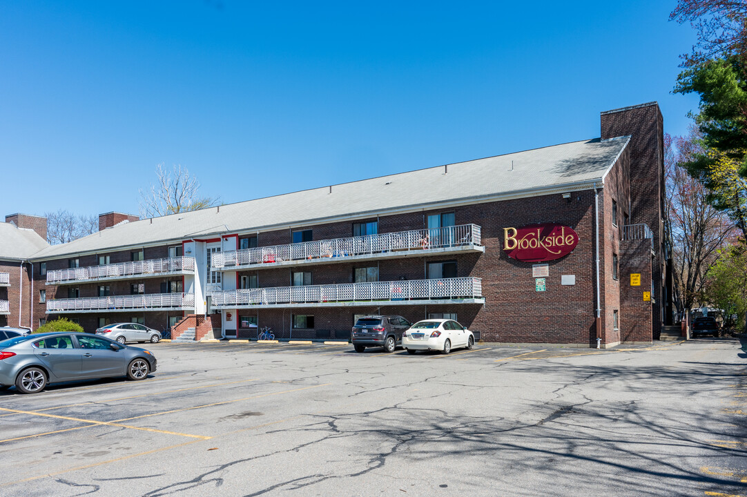 Brookside Condominiums in Framingham, MA - Foto de edificio