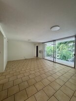 2355 Ala Wai Blvd, Unit 301 in Honolulu, HI - Building Photo