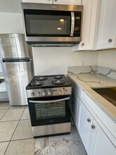 328 E Balboa Blvd in Newport Beach, CA - Building Photo - Building Photo