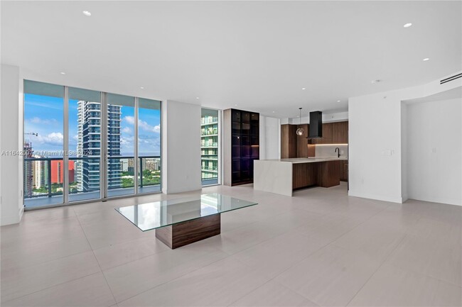 1111 SW 1st Ave, Unit 3719-N in Miami, FL - Foto de edificio - Building Photo