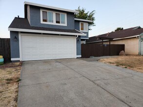 8007 Skywoods Way in Sacramento, CA - Foto de edificio - Building Photo