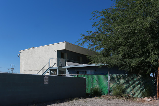 Executive Apartments in Tucson, AZ - Building Photo - Building Photo