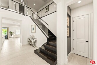 11767 Toyon Dr in Chatsworth, CA - Building Photo - Building Photo