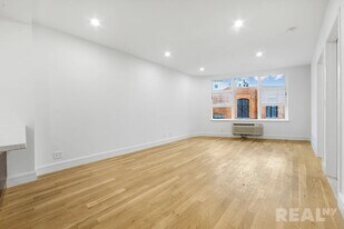 525 Union Ave in Brooklyn, NY - Building Photo