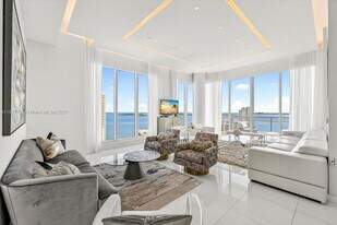 900 Brickell Key Blvd in Miami, FL - Building Photo