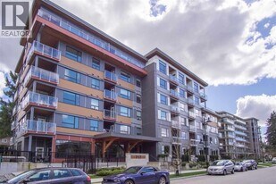 717 Breslay St in Coquitlam, BC - Building Photo