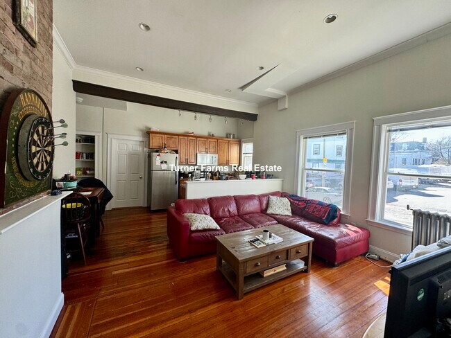 358 Broadway, Unit 1 in Somerville, MA - Building Photo - Building Photo
