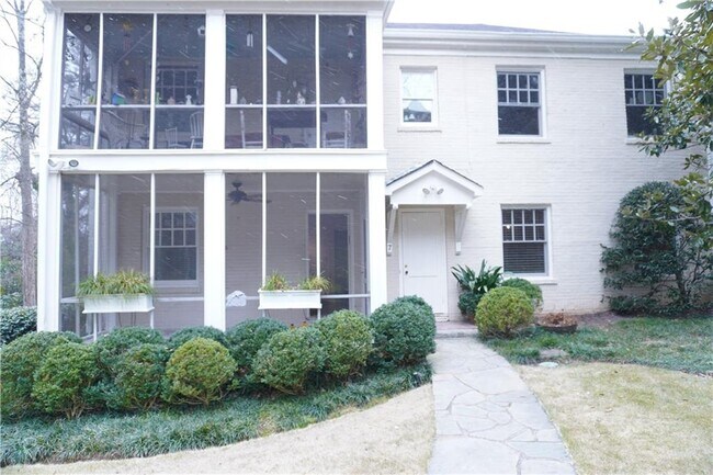 2544 Peachtree Rd NW in Atlanta, GA - Building Photo - Building Photo