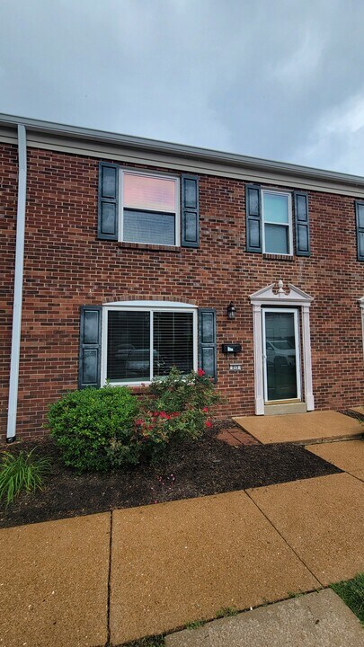 213 Charmers Ct in St. Louis, MO - Building Photo