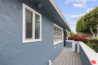 384 N San Vicente Blvd in West Hollywood, CA - Foto de edificio - Building Photo