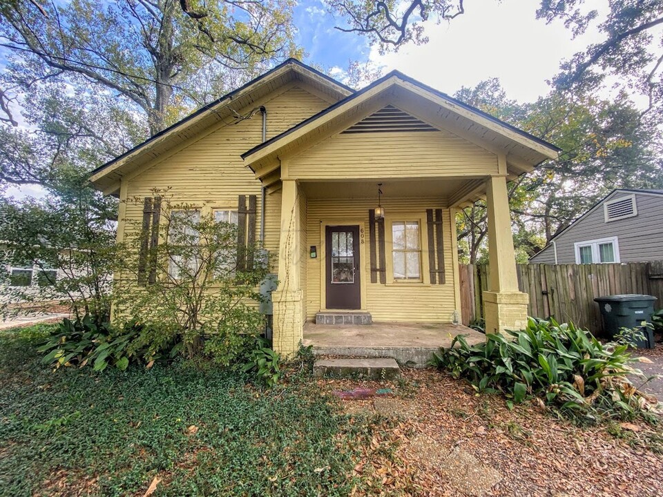 608 9th St in Lake Charles, LA - Building Photo