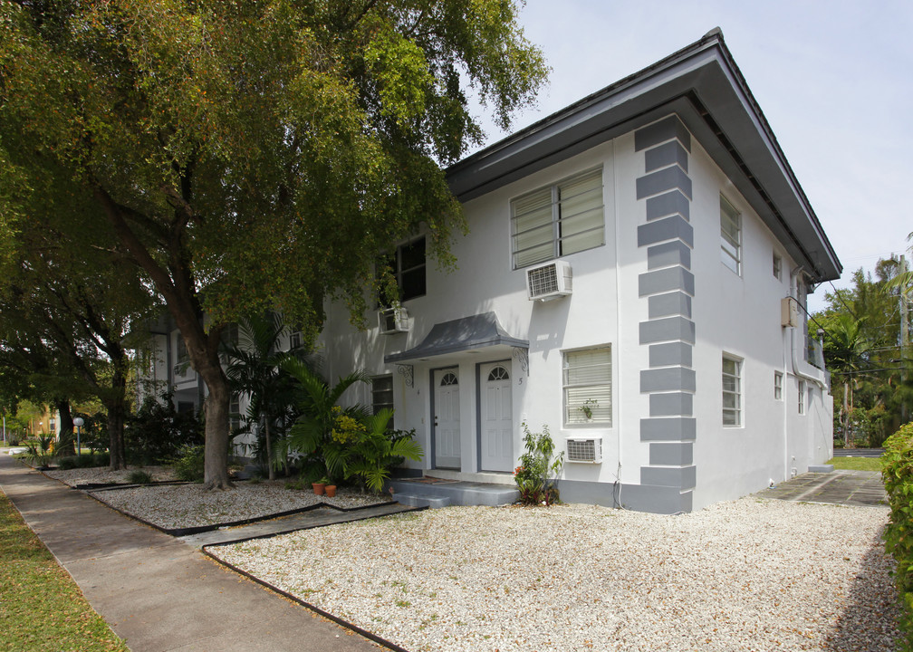 251 Madeira Ave in Coral Gables, FL - Foto de edificio