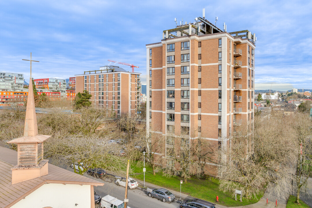 Stamps Place in Vancouver, BC - Building Photo