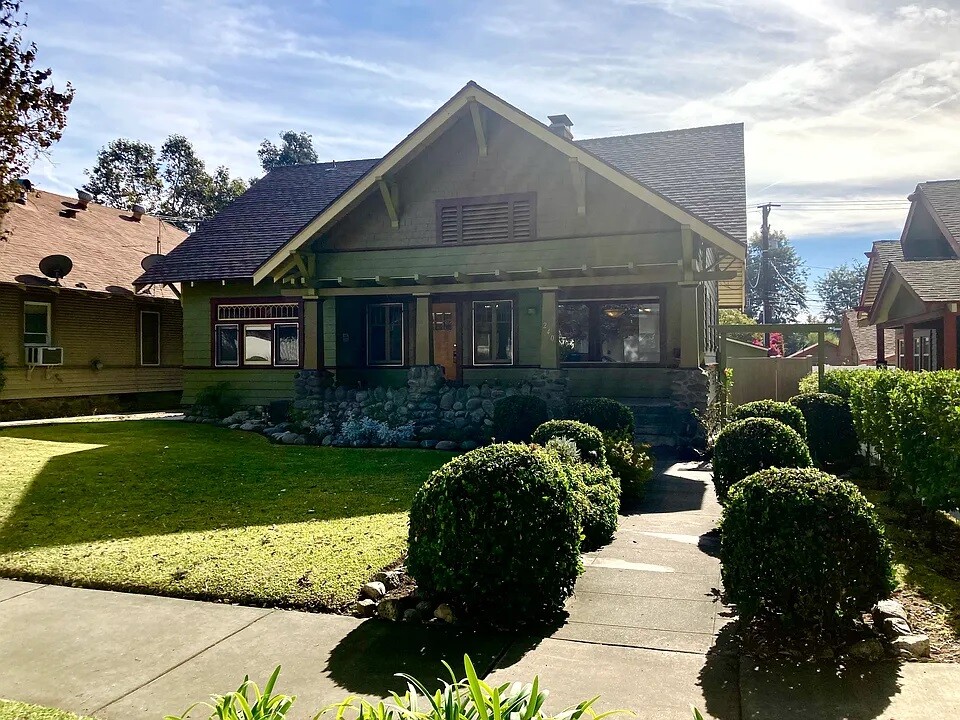 240 E Palm Ave in Monrovia, CA - Foto de edificio