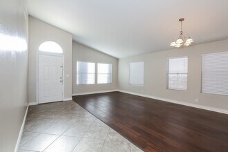 8216 James Grayson Dr in Las Vegas, NV - Foto de edificio - Building Photo