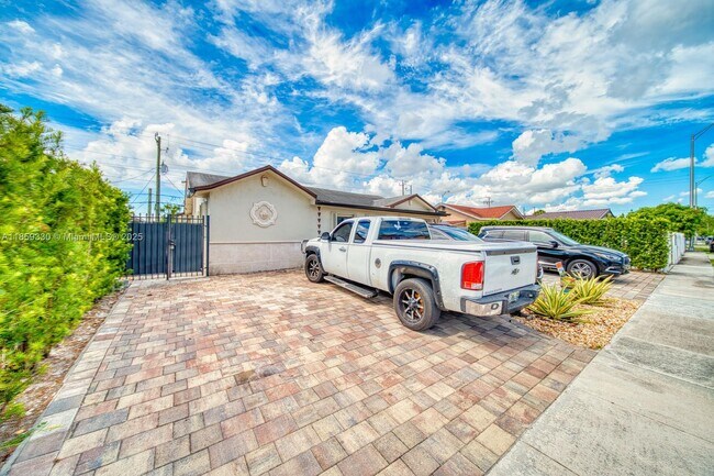 720 NE 1st Pl in Hialeah, FL - Foto de edificio - Building Photo