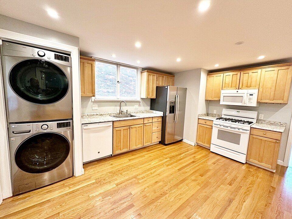 351 Sumner St, Unit 1 in Boston, MA - Building Photo