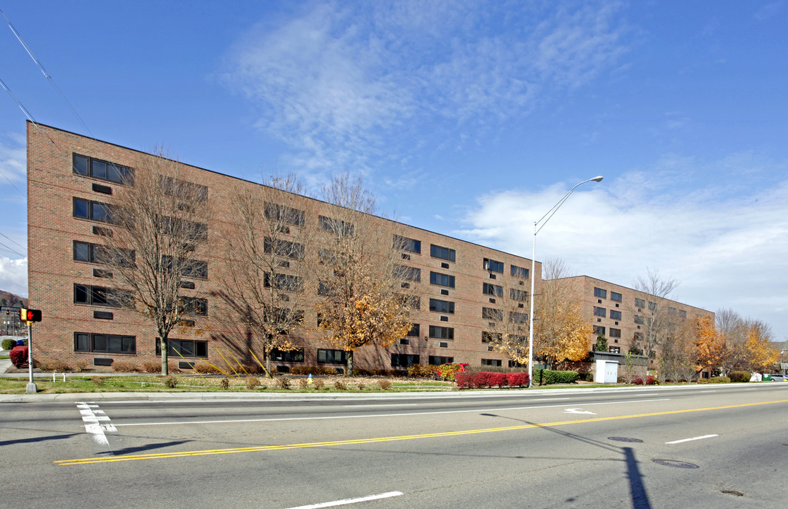 Charles Seivers Towers in Clinton, TN - Building Photo