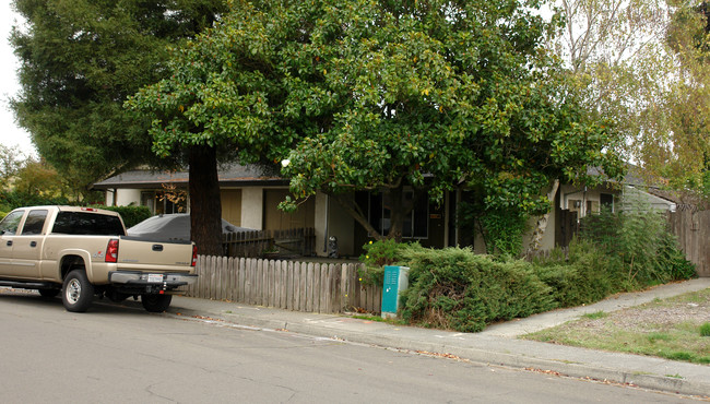 352 Lincoln Ave in Cotati, CA - Foto de edificio - Building Photo