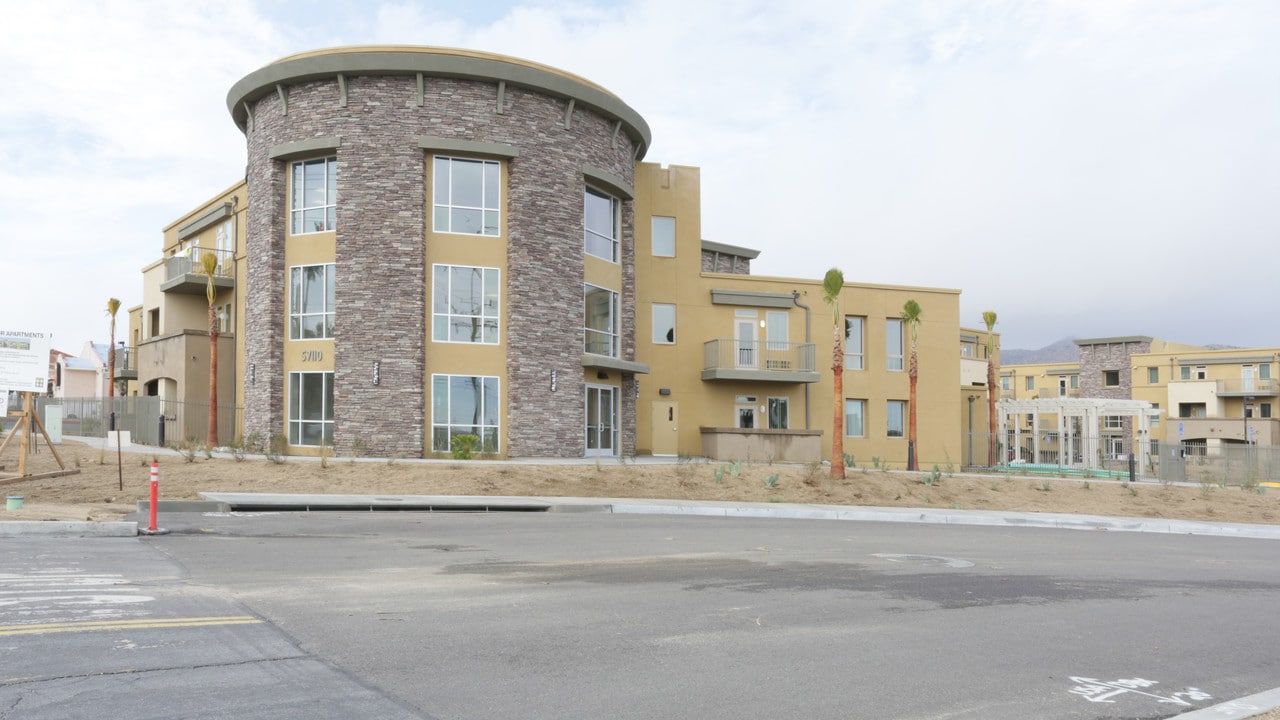Dumosa Senior Village (55+ Senior Community) in Yucca Valley, CA - Foto de edificio
