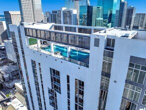 151 SE 1st St, Unit 402 in Miami, FL - Foto de edificio - Building Photo