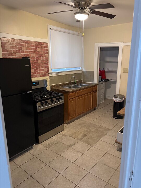 7725 S East End Ave, Unit 2nd floor in Chicago, IL - Building Photo