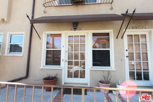 6656 Vista Del Mar in Los Angeles, CA - Building Photo - Building Photo