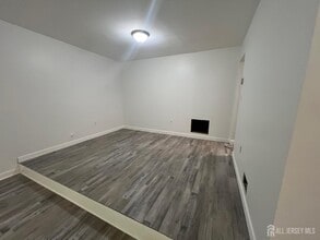 127 Aspen Dr in North Brunswick, NJ - Building Photo - Building Photo