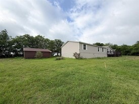 1075 Pluto Rd in Milford, TX - Building Photo
