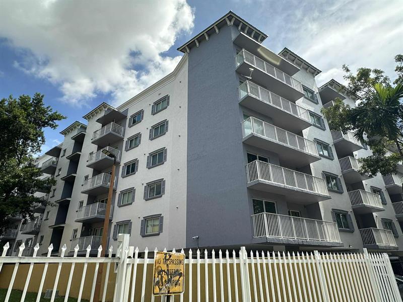 2475 NW 16th St Rd in Miami, FL - Building Photo