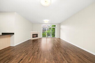 2151 W Roscoe St in Chicago, IL - Building Photo - Building Photo
