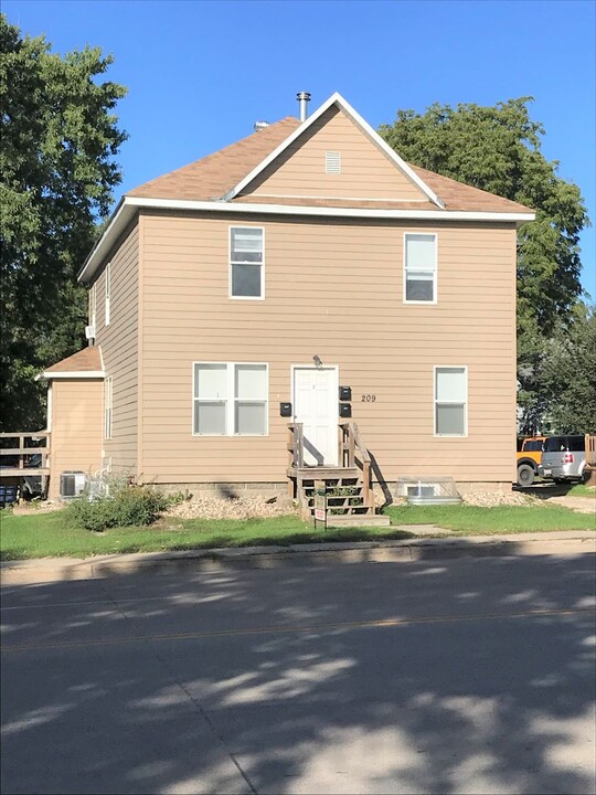209 4th St NE in Watertown, SD - Foto de edificio