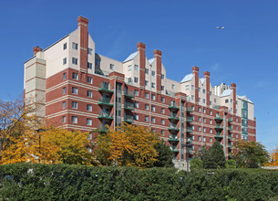 Elmhurst Place Apartments in Elmhurst, IL - Building Photo - Building Photo