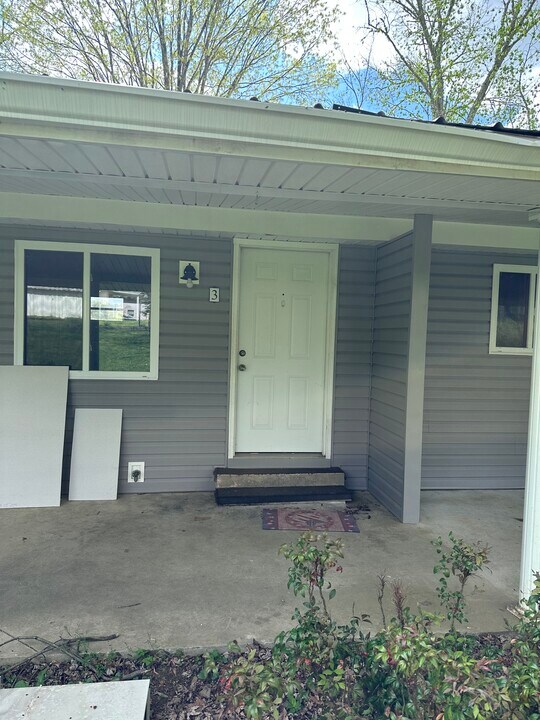 537 Norwood Dr, Unit Apt 3 in Oliver Springs, TN - Building Photo