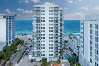 Alhambra Place in Fort Lauderdale, FL - Building Photo - Building Photo