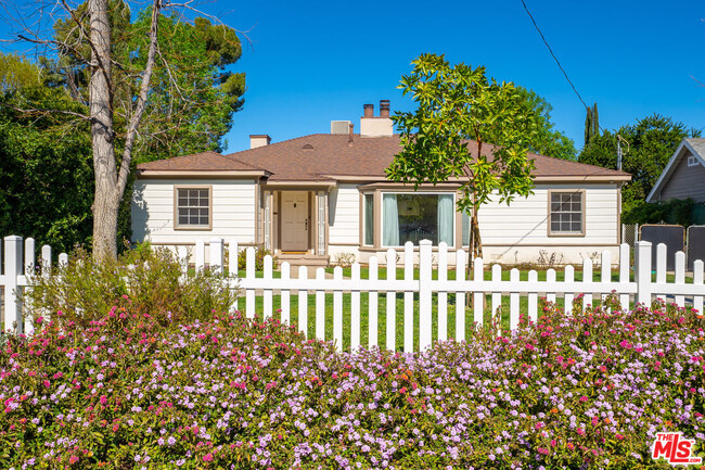 23017 Sylvan St in Los Angeles, CA - Building Photo - Building Photo