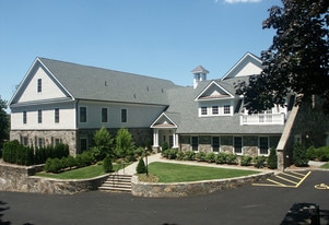 2 Dearfield Dr in Greenwich, CT - Building Photo