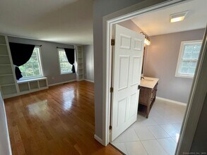 939 Ocean Ave in New London, CT - Building Photo - Building Photo