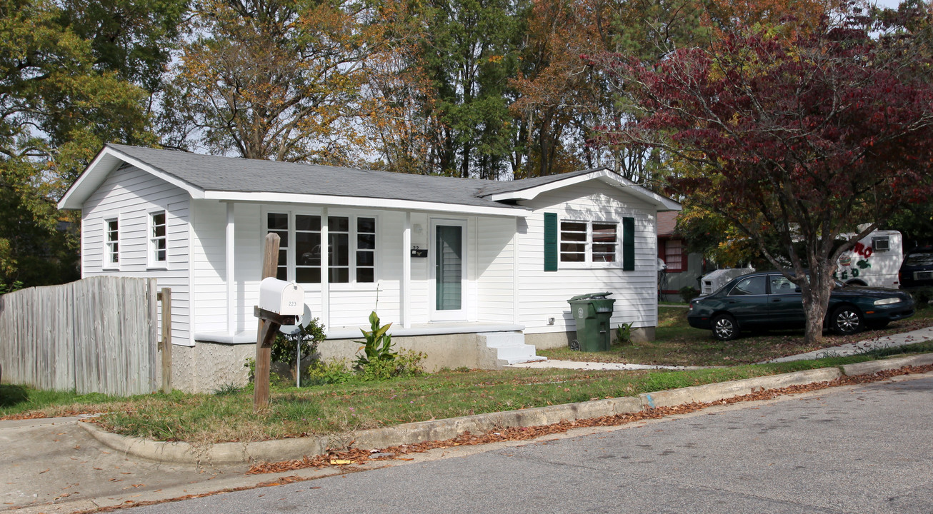 225-227 E Park St in Cary, NC - Foto de edificio