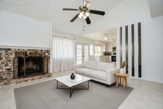 13730 Shirebrook Dr in Sugar Land, TX - Building Photo - Building Photo