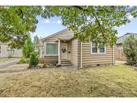 1059 17th Ave in Longview, WA - Building Photo