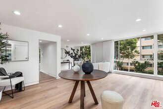 301 Rexford Dr in Beverly Hills, CA - Building Photo - Building Photo