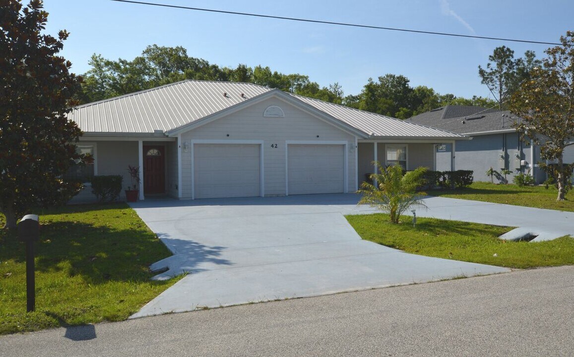 42 Farmsworth Dr in Palm Coast, FL - Building Photo