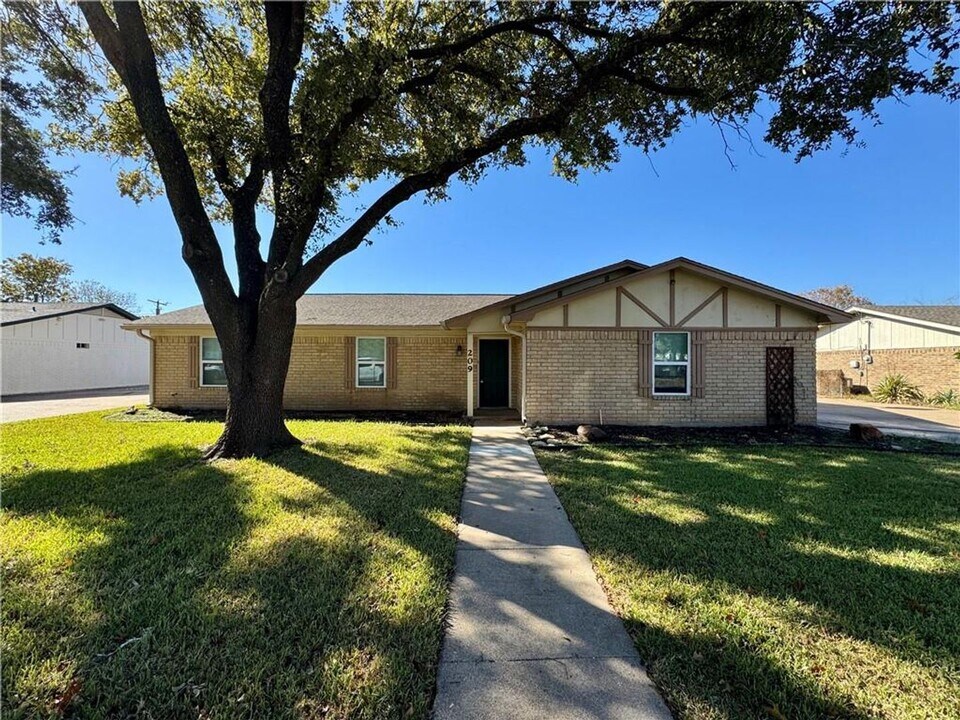 209 Travis Ln in Hewitt, TX - Building Photo
