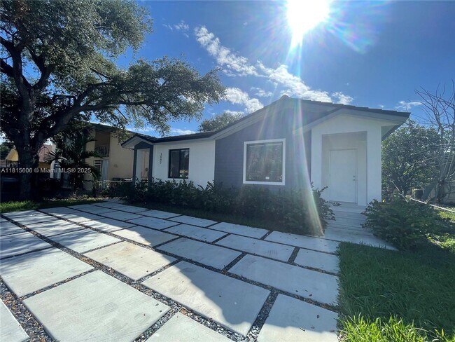 3096 NW 27th St in Miami, FL - Building Photo - Building Photo