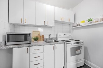 2 Connaught Circle in Toronto, ON - Building Photo - Building Photo