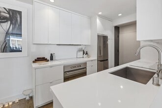 911 N Kings Rd, Unit 107 in West Hollywood, CA - Foto de edificio - Building Photo