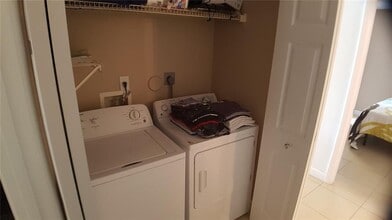 7640 Westwood Dr, Unit 403 in Tamarac, FL - Building Photo - Building Photo