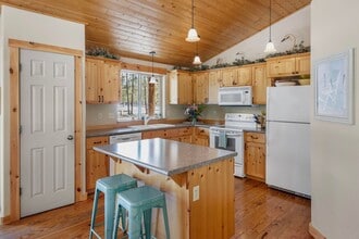 17885 Guelfi Rd in Bend, OR - Building Photo - Building Photo